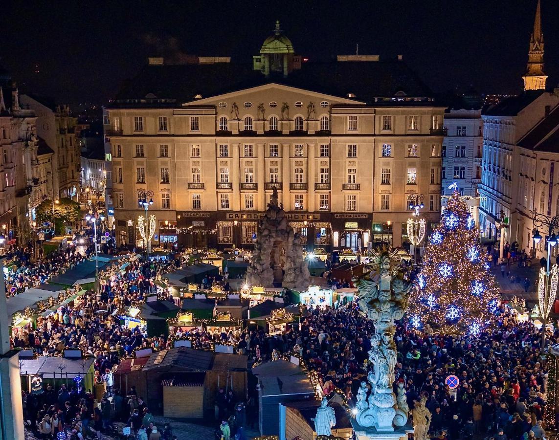 Grandezza Hotel Luxury Palace Brno Exterior photo The main Christmas market at the Kapuzinerplatz