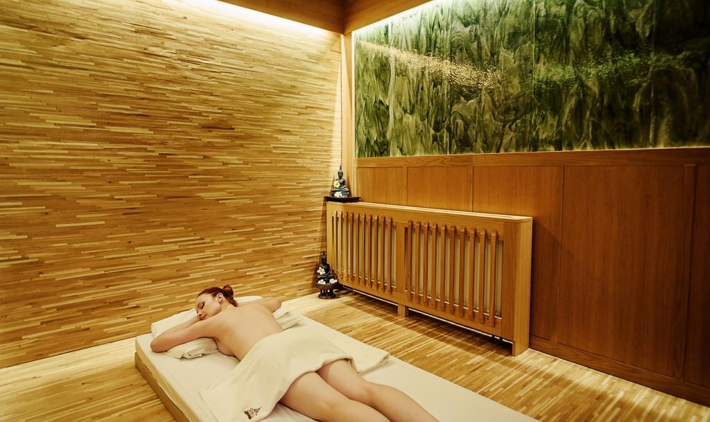 Grandezza Hotel Luxury Palace Brno Exterior photo A woman receiving a massage